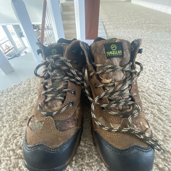 Magellan Outdoors Hiking Boots Boys size 5D ALMOST NEW ! - Picture 7 of 7